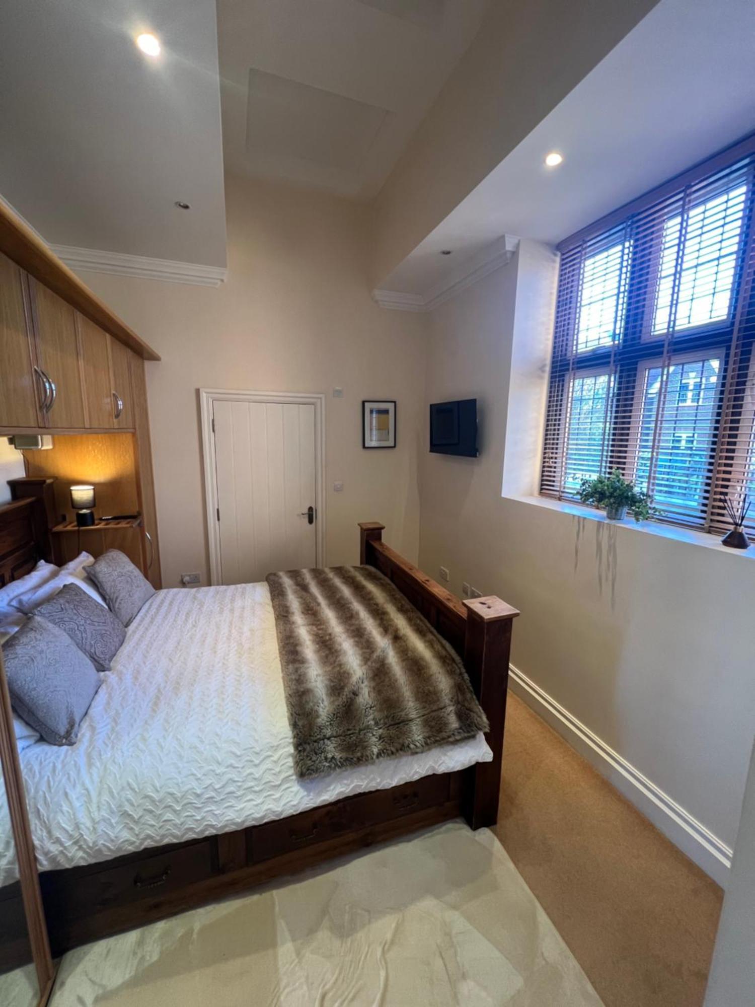 Victorian Convent Apartment Windsor Room photo